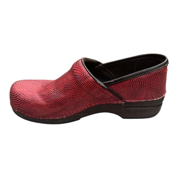 Dansko Pro XP 2.0 Clog Red Texture Size 41 Slip Resistant Nursing Professional - Picture 13 of 14